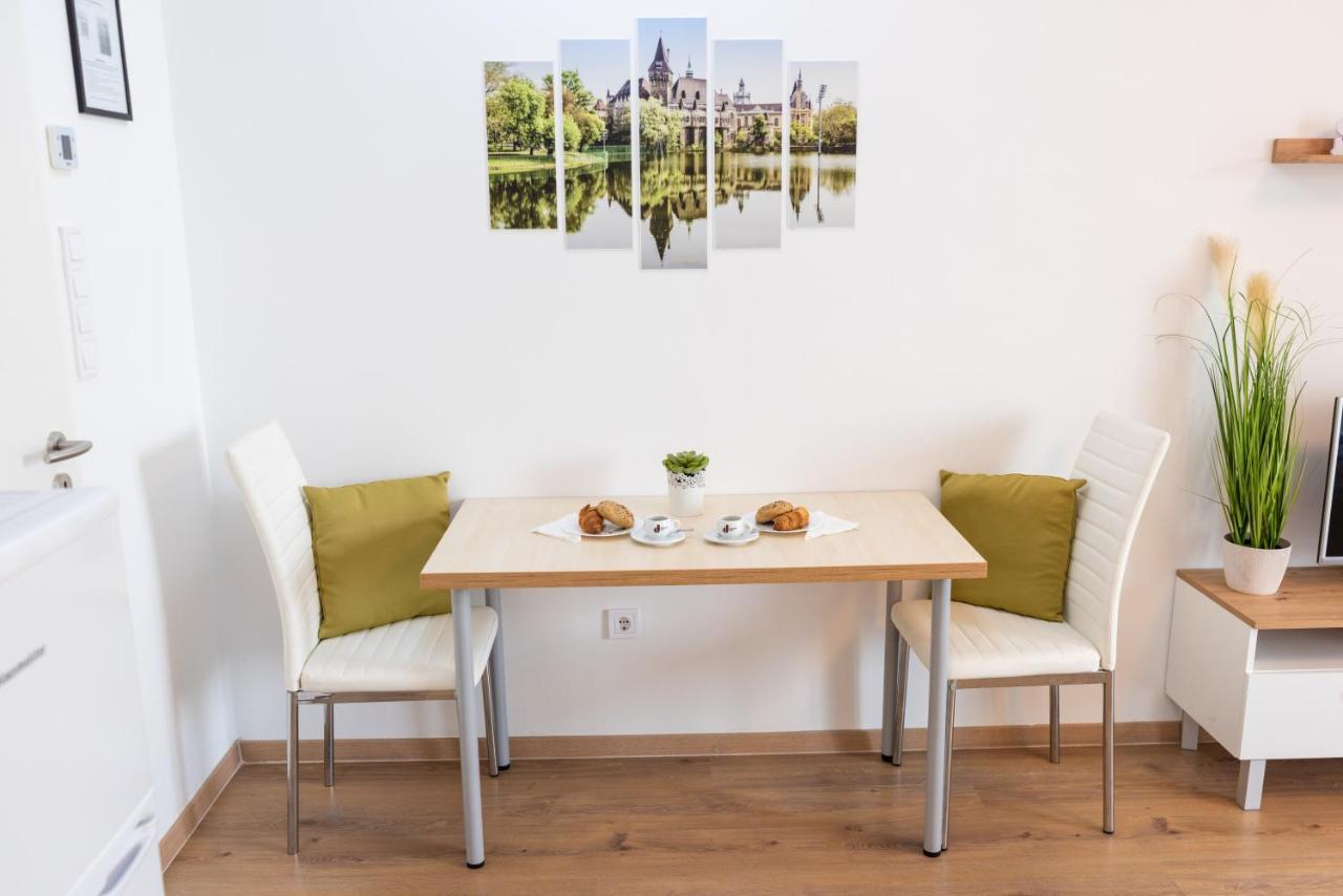 בודפשט Sweet Home Apartman , 30Sqm Studio, Free Private Parking, Mountain View, Balcony, 20 Min From Downtown מראה חיצוני תמונה